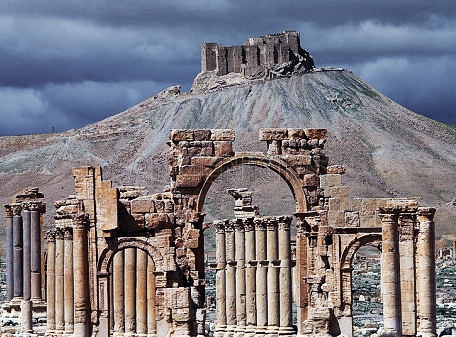 знаменитая Триумфальная арка и замок Фахраддина II, Пальмира, Сирия